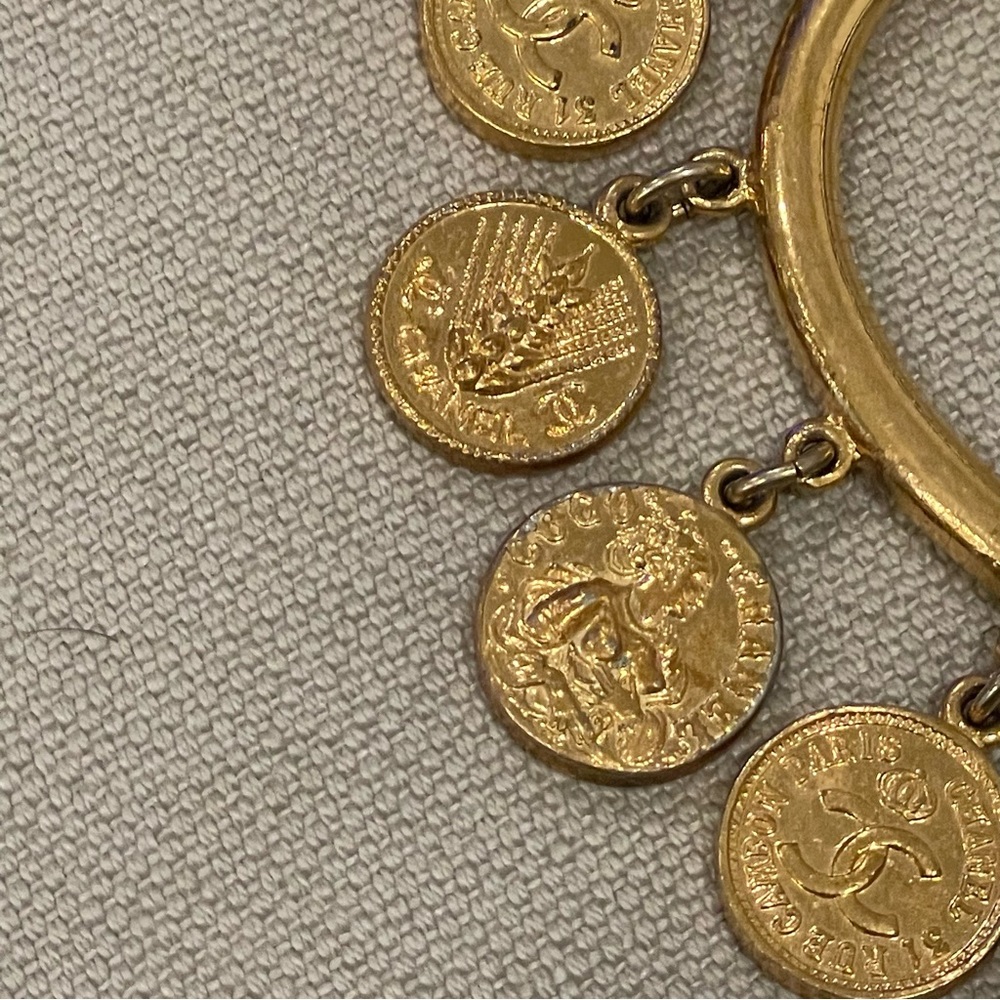 ❤️CHANEL❤️Vintage Medallion Cuff - Picture 12 of 16